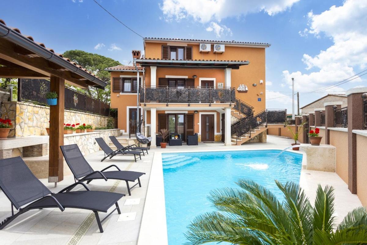 Villa Vita In Porec - Haus Fuer 6-8 Personen กาชเตลีร์ ภายนอก รูปภาพ